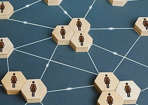 Netzwerken: Symbolische Frauen vernetzt.