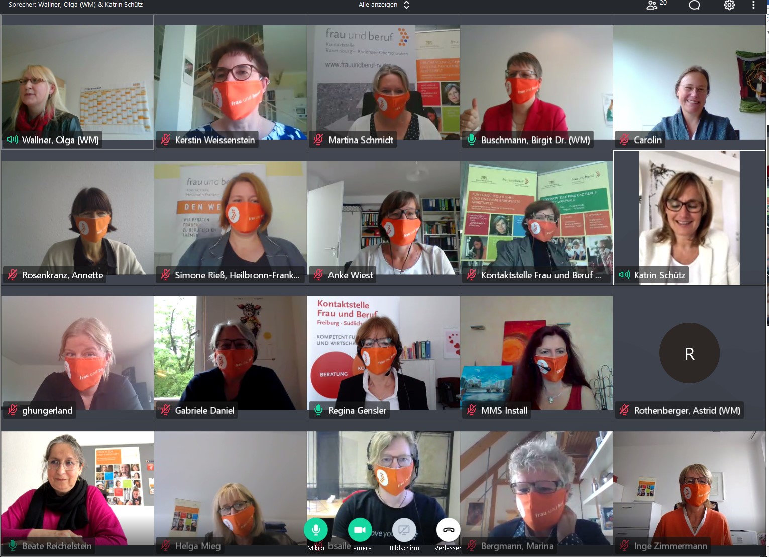 Insgesamt 19 Frauen sind in einem Live-Chat mit Staatssekretärin Schütz. Fast alle tragen die orangenen Schutzmasken mit dem Logo der Kontaktstelle Frau und Beruf.