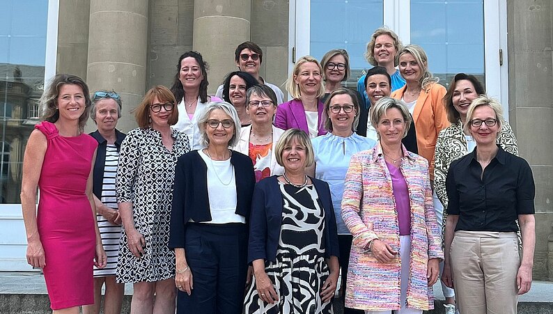 Führungsfrauen vor dem Neuen Schloss in Stuttgart