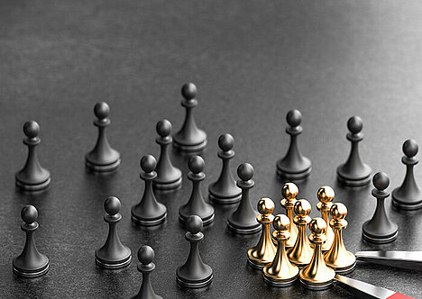 Fachkräftebindung: Schwarze und goldene Schachfiguren