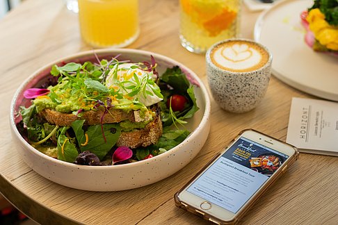 Smartphone und Mittagessen