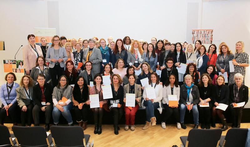Gruppenfoto aller Mitwirkenden der Zentralen Tagung des Mentorinnen-Programms