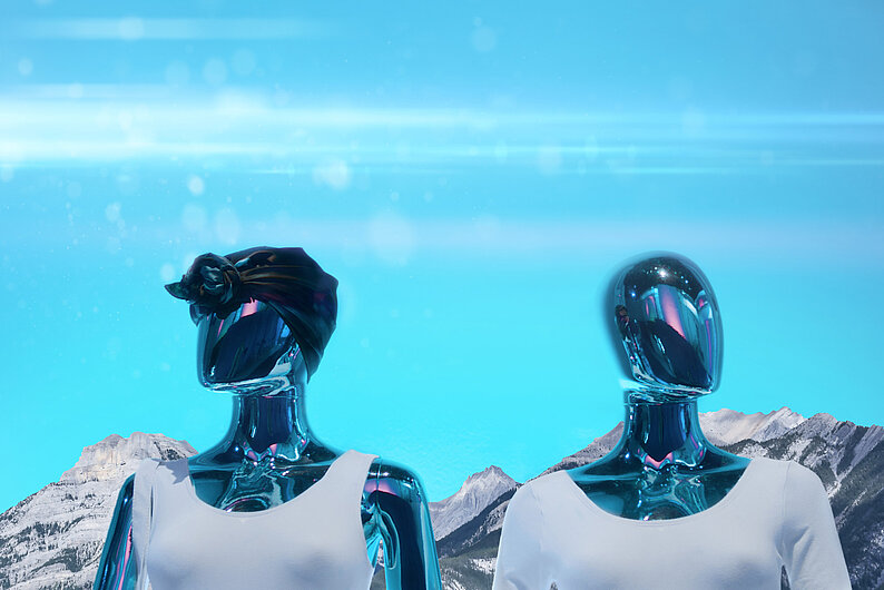 Zwei Avatare vor blauem Hintergrund symbolisieren Künstliche Intelligenz