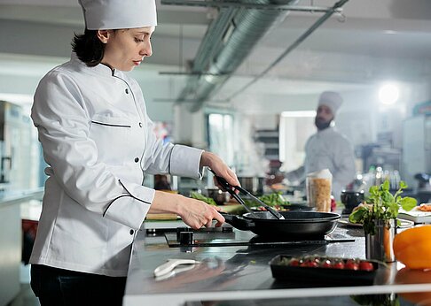 Quereinstieg: Frau in Küche in Gastronomie