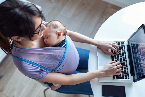 Mutter mit Baby am Laptop
